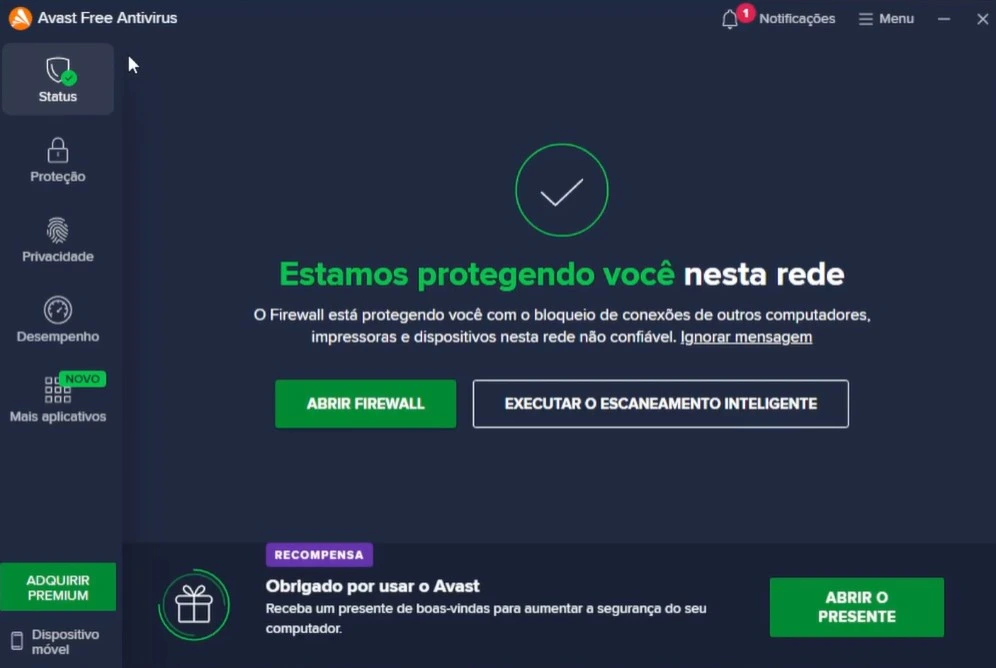 Painel principal do Avast Free com menu lateral mostrando Status, Proteção, Privacidade e Desempenho e botão Adquirir Premium visível