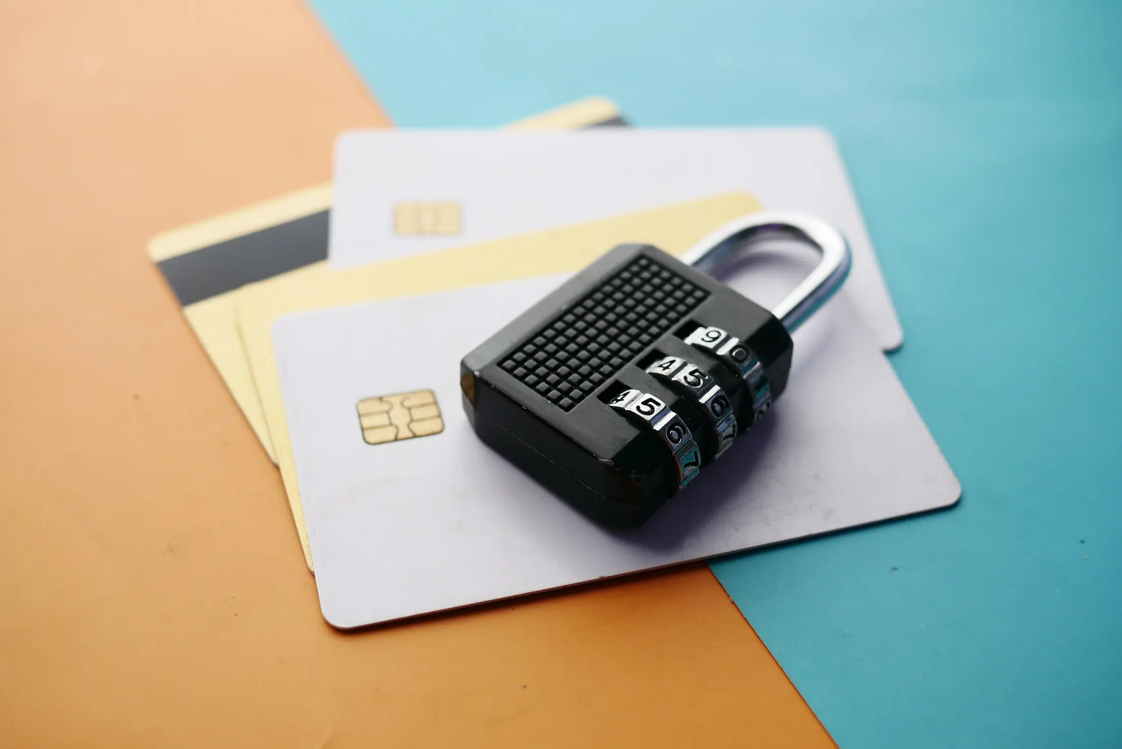 Cartão de crédito protegido por antivírus com modo banco seguro e VPN durante compras online