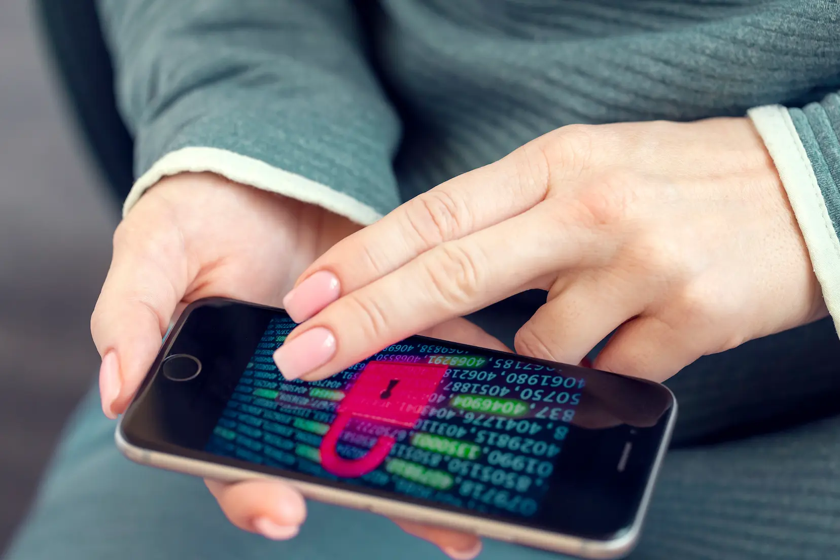Smartphone com aplicativo espião sendo detectado e removido por antivírus