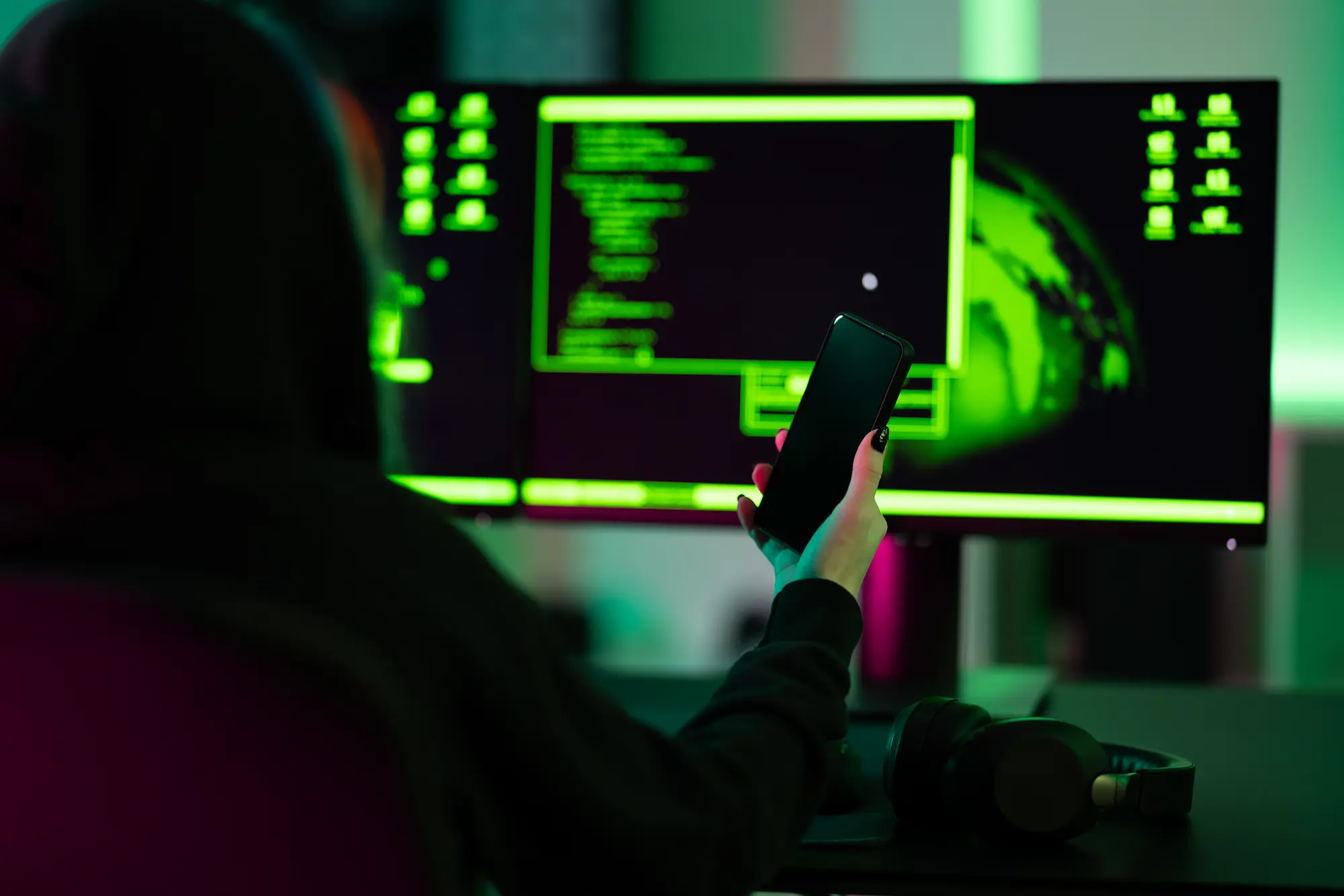 Celular com sinais de monitoramento e spyware ativo rodando em segundo plano