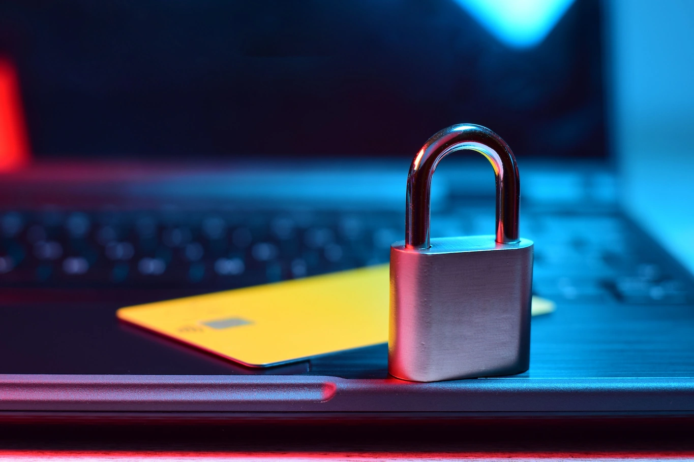 Segurança no ecommerce: antivírus bloqueando phishing e keyloggers em compras com cartão online